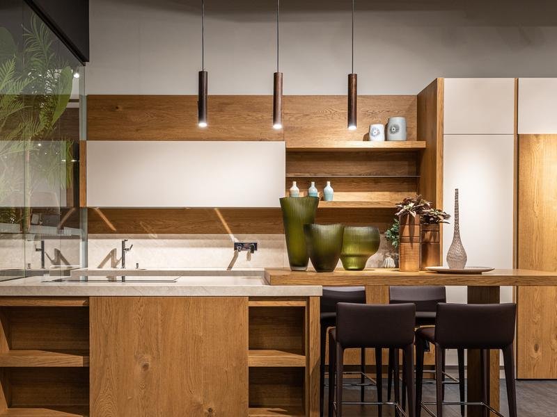 Cozinha por medida em madeira montada num showroom