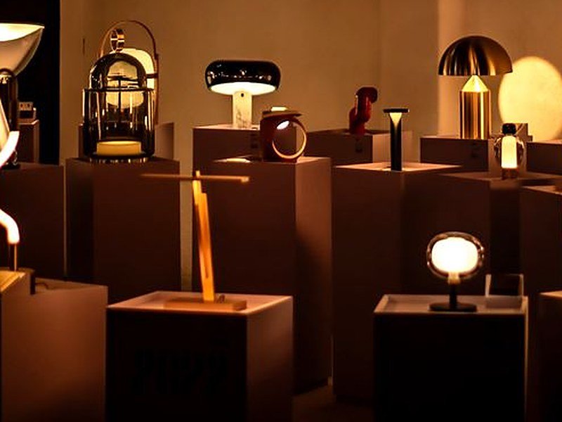 Candeeiros suspensos acesos num showroom de iluminação